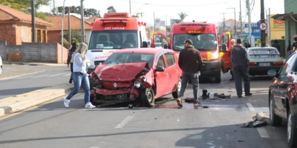 Motorista de um Renault Sandero que provocou o acidente apresentava sinais de embriaguez e também ficou ferido