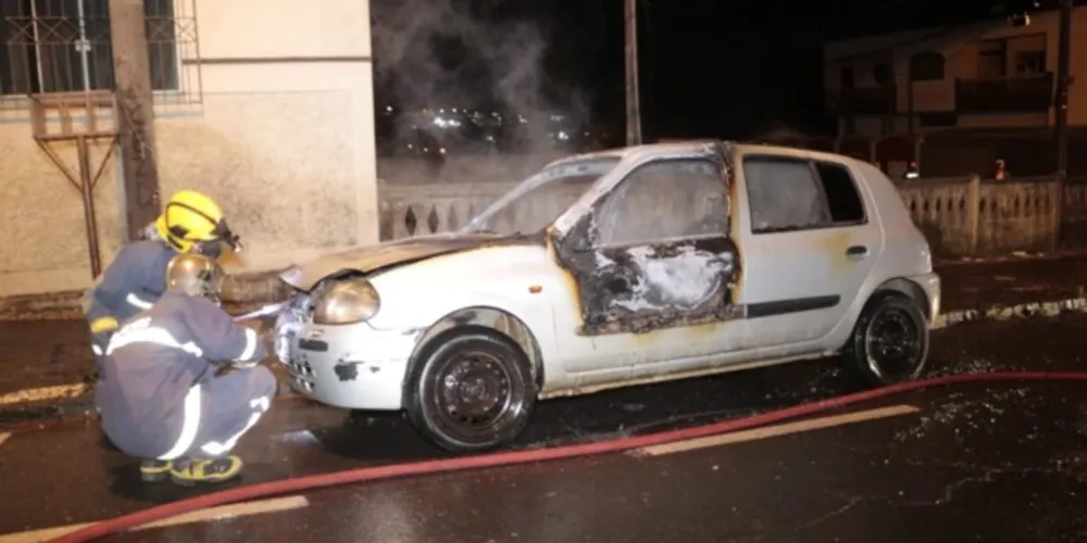 Proprietária do carro elaborou um boletim de ocorrência, pois acredita que o incêndio foi criminoso