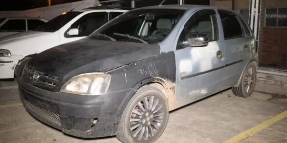 A Guarda Municipal encontrou pedras de crack, cocaína, tabletes de maconha, certa quantia em dinheiro e uma faca