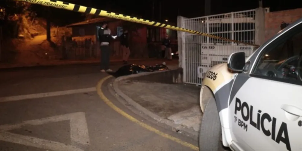 A vítima estava andando pela Rua Francisco Beltrão, Vila Dalabona, quando dois homens armados fizeram a abordagem e efetuaram os disparos