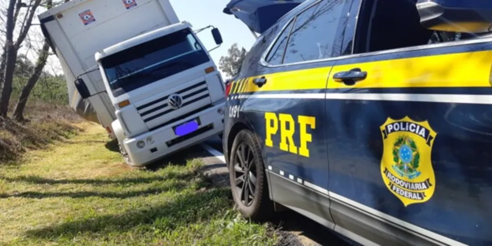 Policiais chegaram ao motorista ao registrar uma saída de pista do caminhão, próximo à Ponte do Rio Tibagi