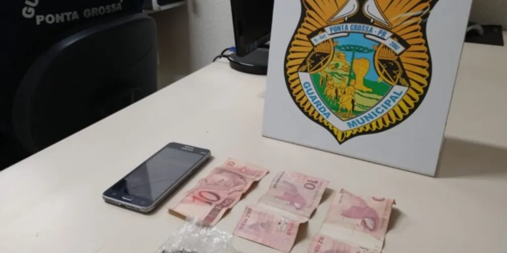Veículo estava parado no meio da Rua Prudente de Morais, chamando a atenção de equipes da Guarda Municipal