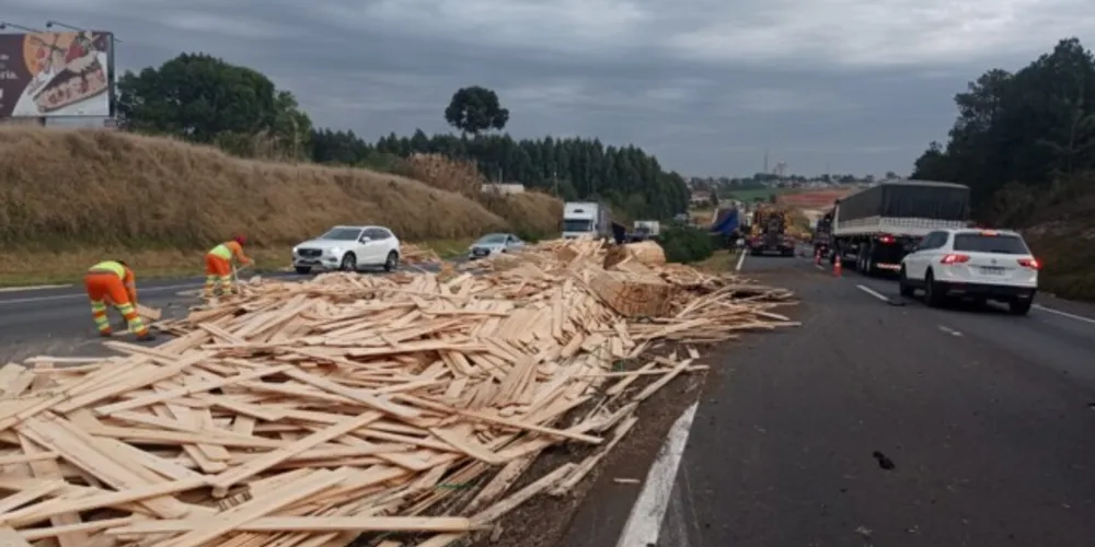Veículo com placas de Jaraguá do Sul estava carregado com ripas de madeira