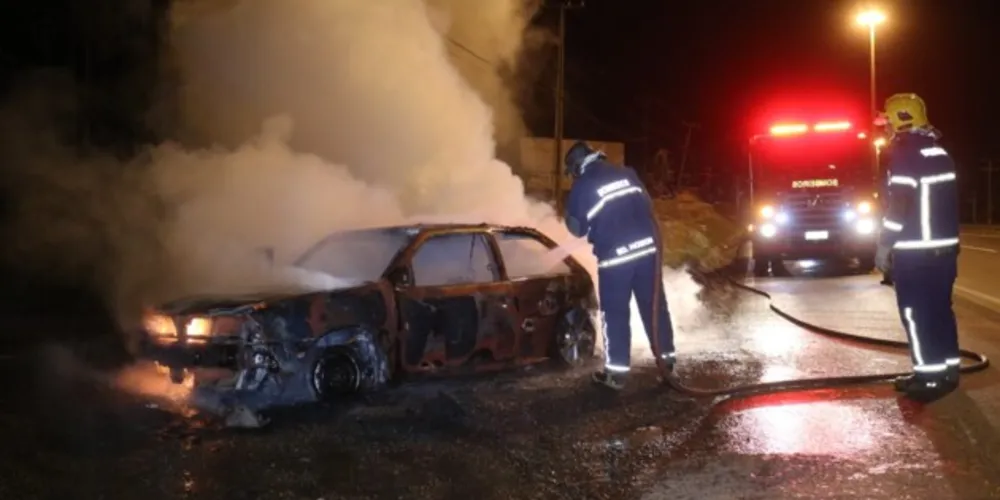 Veículo pegou fogo por volta das 2h da madrugada deste domingo