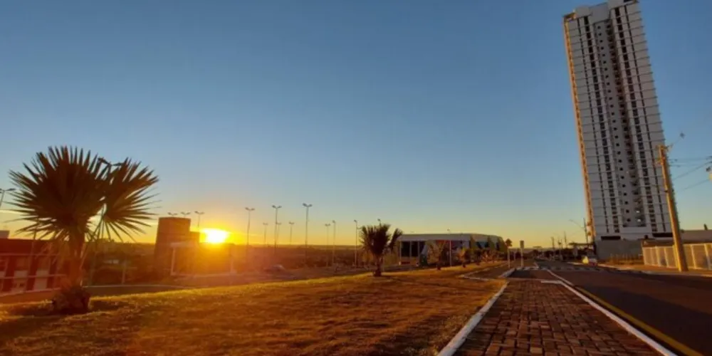 O céu sem a presença de nuvens e uma leve brisa contribuem para que o frio se propague de modo intenso na cidade