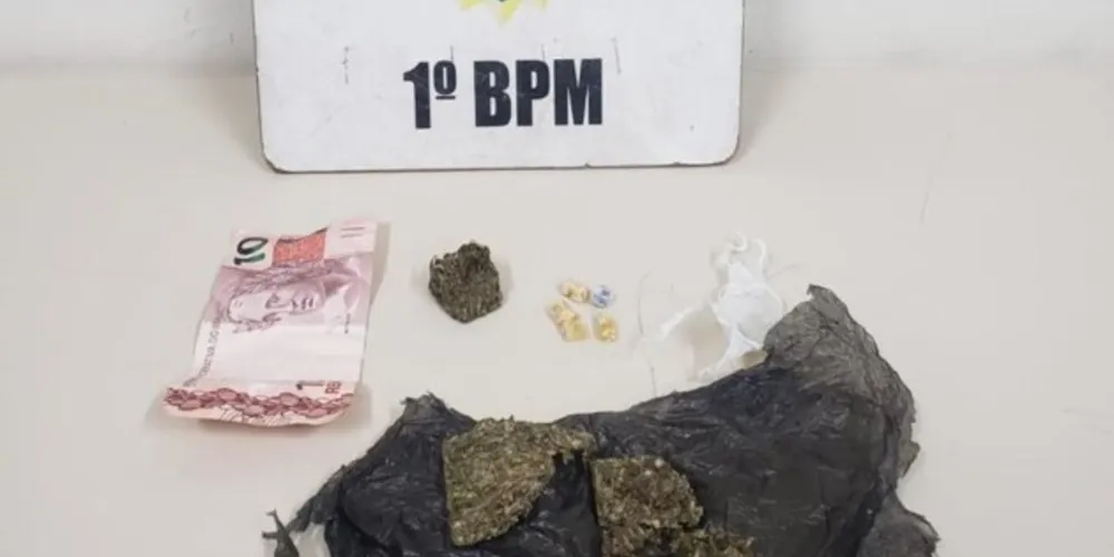 Menor de idade estava saindo de uma casa com a droga; Dona do imóvel também foi detida