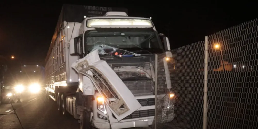 Colisão traseira entre dois caminhões foi registrada na Avenida Presidente Kennedy