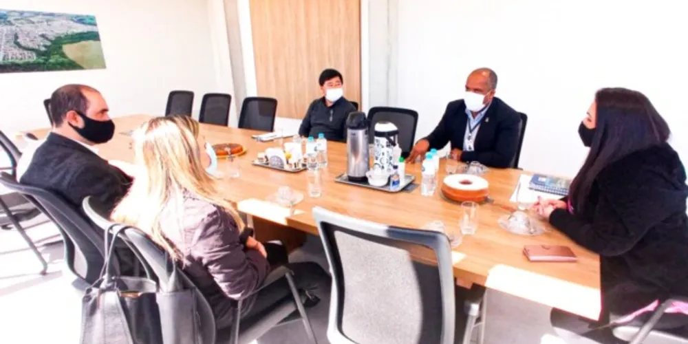 Prefeita Elisangela Pedroso dialogou sobre a construção com o chefe da 3ª Regional de Saúde, Robson Xavier