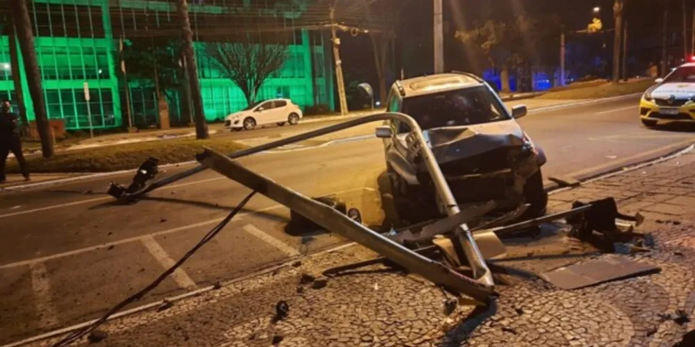 Colisão ocorreu em frente à Prefeitura Municipal na madrugada deste sábado (24)