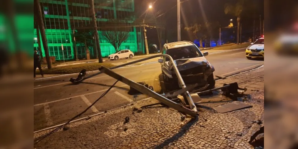 Colisão ocorreu em frente à Prefeitura Municipal na madrugada deste sábado (24)