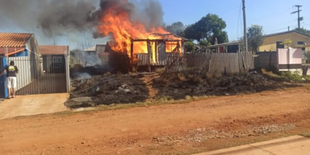 Equipes dos bombeiros conseguiram realizar apenas o rescaldo no terreno