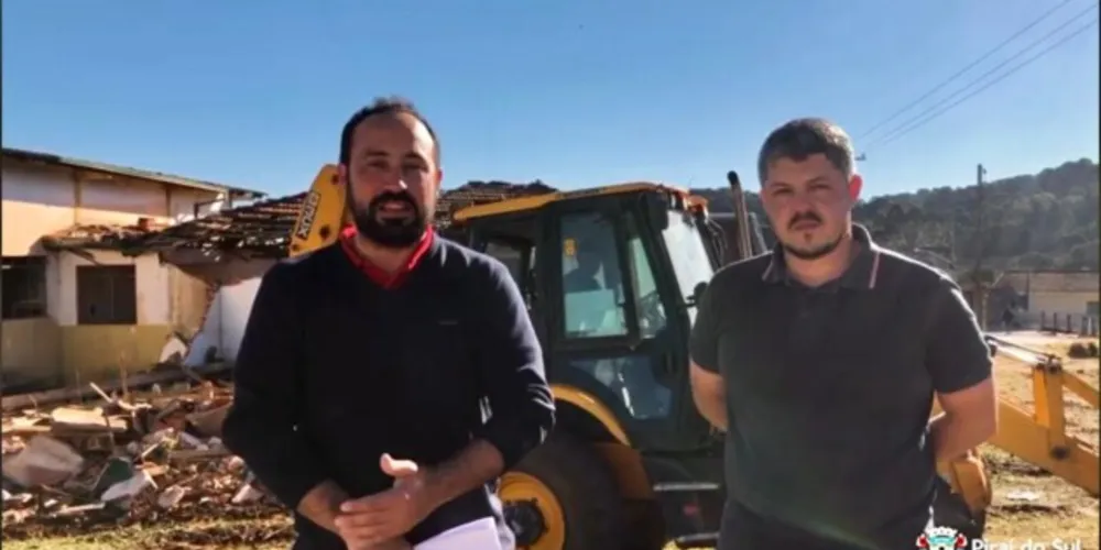Prefeito Henrique Carneiro (DEM) e o vice, Wagner Zadra (PTC), estiveram presentes na demolição do antigo prédi