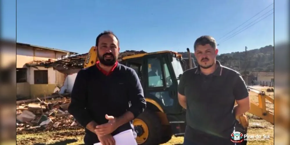 Prefeito Henrique Carneiro (DEM) e o vice, Wagner Zadra (PTC), estiveram presentes na demolição do antigo prédi