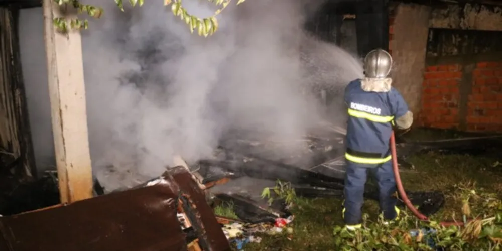 Caso aconteceu na noite desta terça-feira e mobilizou equipes dos Corpo de Bombeiros