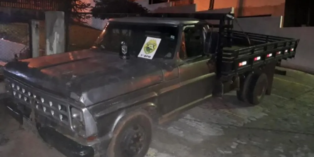 Após o delito, o trio fugiu em uma camionete F-4000 pela PR-151 e foi parada em um bloqueio da Polícia Militar