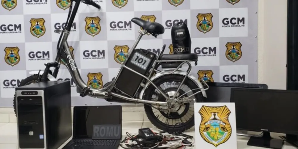 No local, a equipe encontrou uma bicicleta elétrica, notebook e até placas de veículos