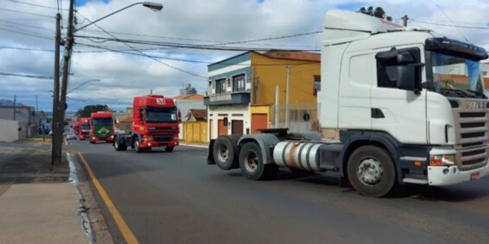 Carreata com 'buzinaço' foi realizado na manhã deste domingo