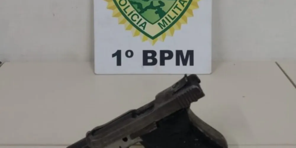 Equipe policial localizou uma pistola niquelada, sem carregador, sem marca definida e sem qualquer tipo de numeração
