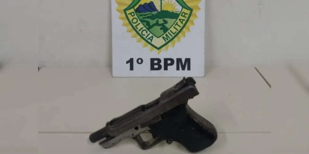 Equipe policial localizou uma pistola niquelada, sem carregador, sem marca definida e sem qualquer tipo de numeração