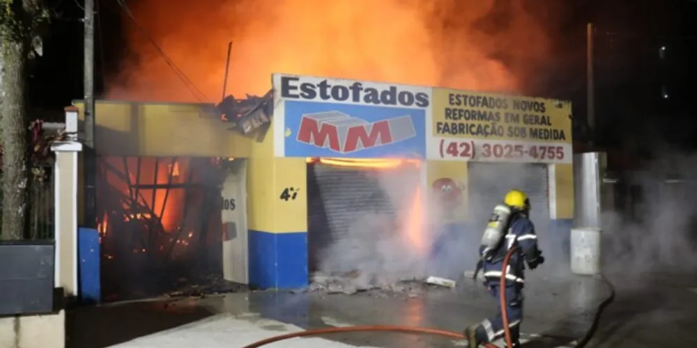 O caso aconteceu na madrugada desta quarta-feira, na Rua Padre Nóbrega, em Oficinas