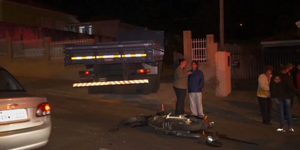 Caminhão estava entrando na garagem de uma residência quando foi atingido pela motocicleta
