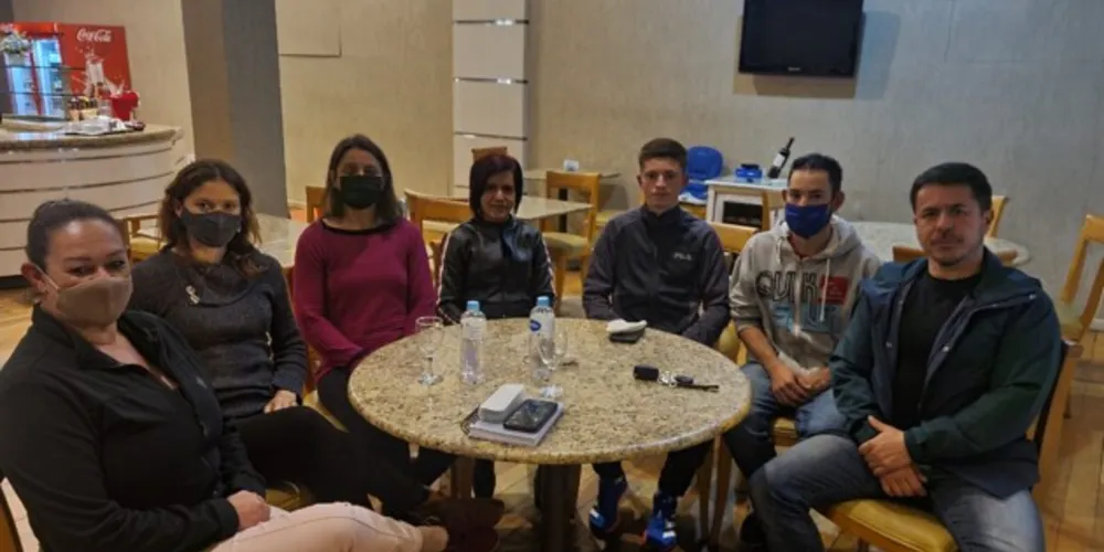 Atletas estiveram reunidos com dirigentes da Cavali Atletismo, clube que
apóia seis corredores profissionais ponta-grossenses