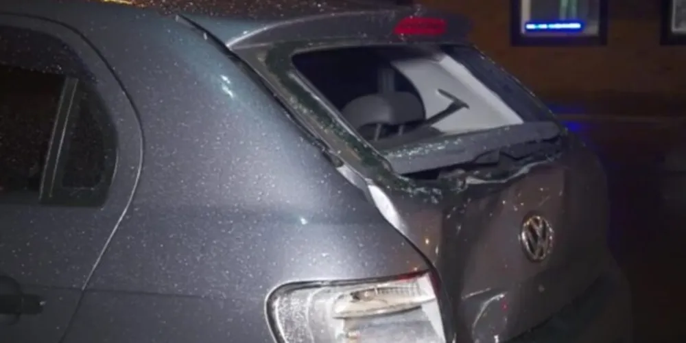 Condutora de uma motocicleta não teve tempo de desviar e atingiu em cheio a traseira do automóvel