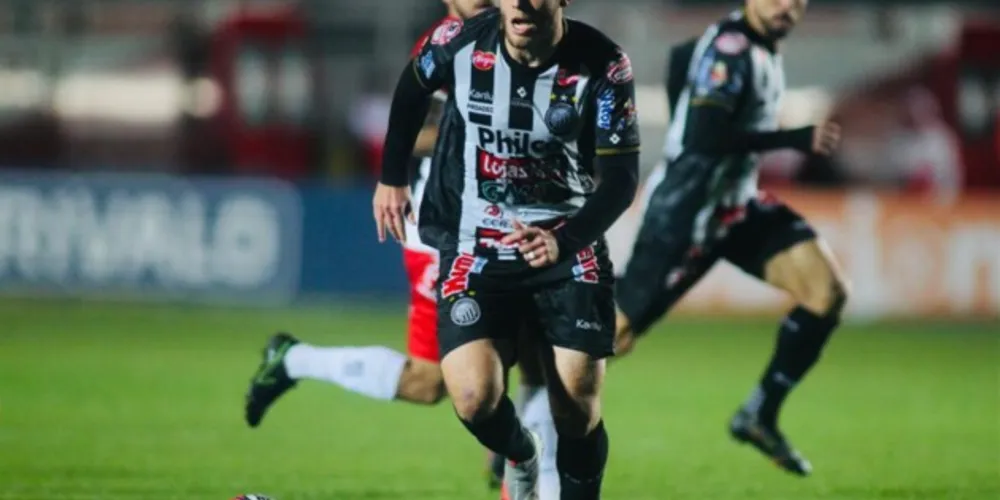 Fábio Alemão, um dos destaques da equipe na Série B, marcou o gol de empate