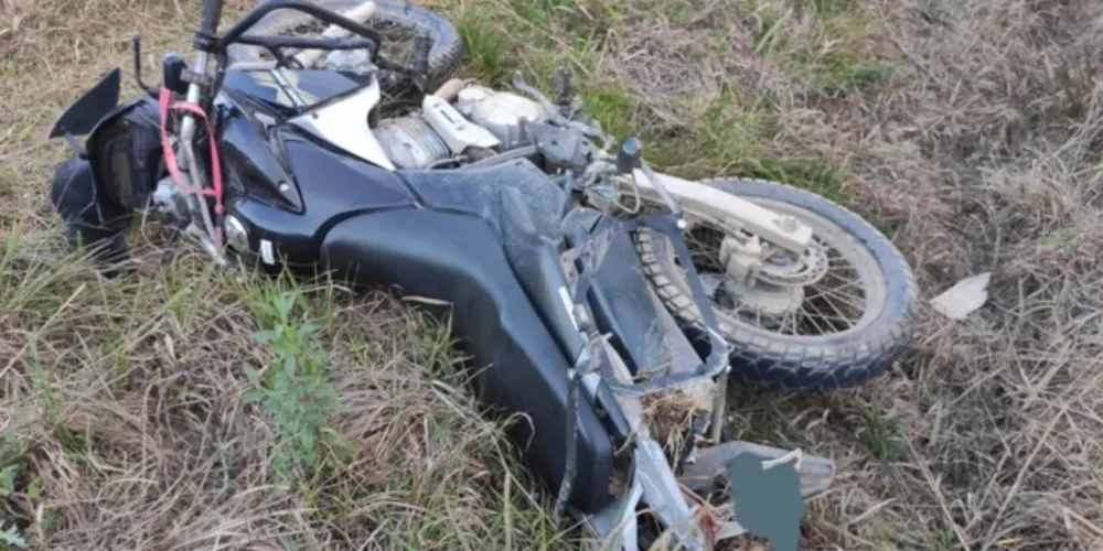 O condutor da moto morreu no local, o condutor do carro fugiu sem prestar socorro