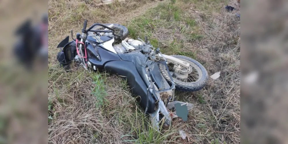 O condutor da moto morreu no local, o condutor do carro fugiu sem prestar socorro