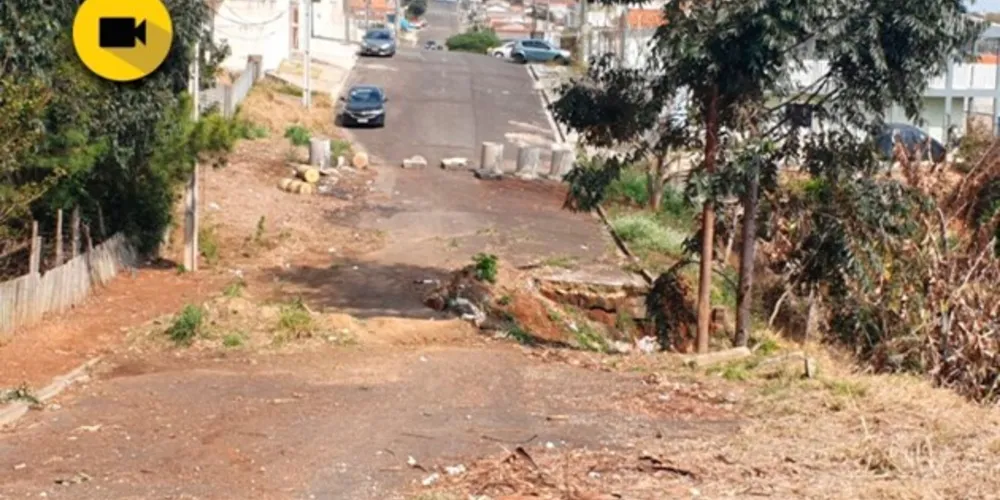 A cratera fica na rua Prof° Júlia Carneiro Rosas e os moradores reclamam do descaso da Prefeitura.