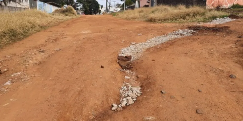 Imagem ilustrativa da imagem Moradores ficam revoltados com abandono em rua de Uvaranas
