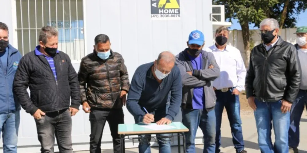 Prefeito assinou a Ordem de Serviço nesta quarta-feira (4). A iniciativa faz parte do projeto ‘Casa sem Poeira’, feito pela gestão