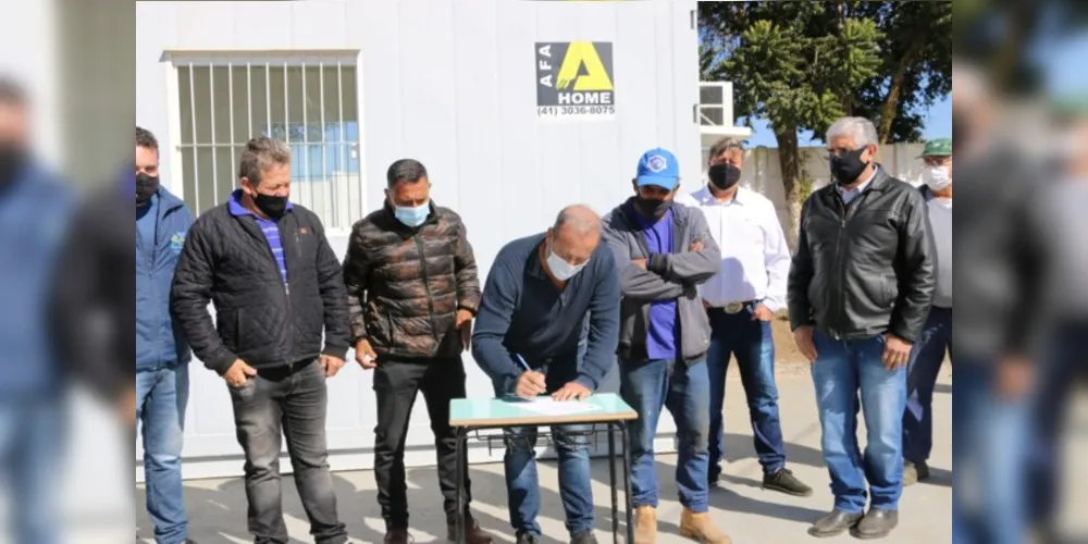 Prefeito assinou a Ordem de Serviço nesta quarta-feira (4). A iniciativa faz parte do projeto ‘Casa sem Poeira’, feito pela gestão