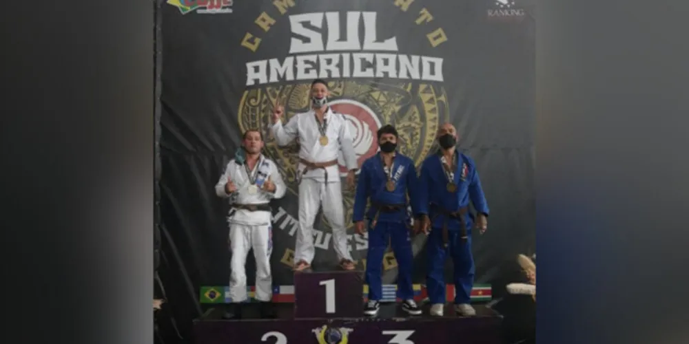 William Rodrigues, campeão em duas categorias na faixa roxa