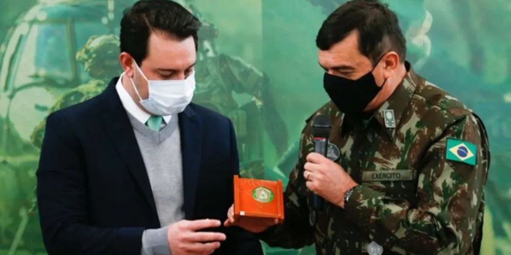 O governador Carlos Massa Ratinho Junior recebeu nesta sexta-feira (9), no Palácio Iguaçu, o comandante-geral do Exército Brasileiro, general Paulo Sérgio Nogueira de Oliveira