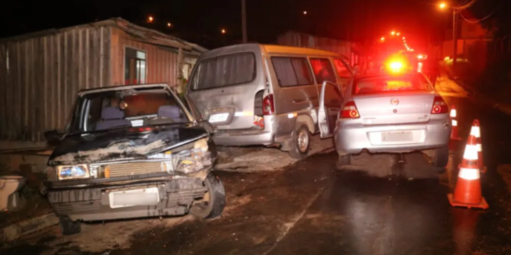 Ele conduzia um automóvel que atingiu outros veículos que estavam parados, além de atropelar uma jovem que estava na via