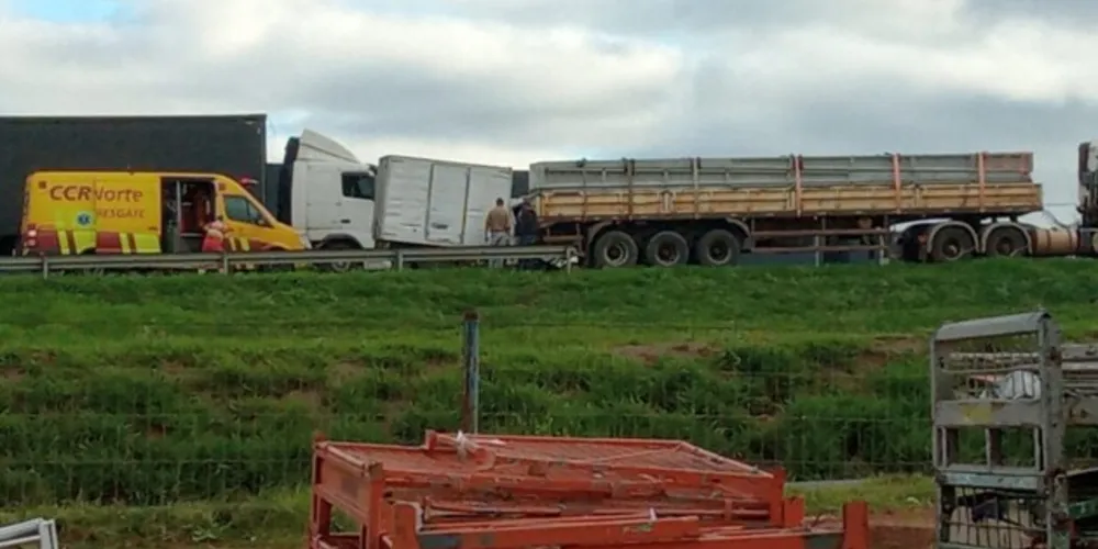 Batida aconteceu na pista Ponta Grossa/Curitiba. O trânsito é lento no local.