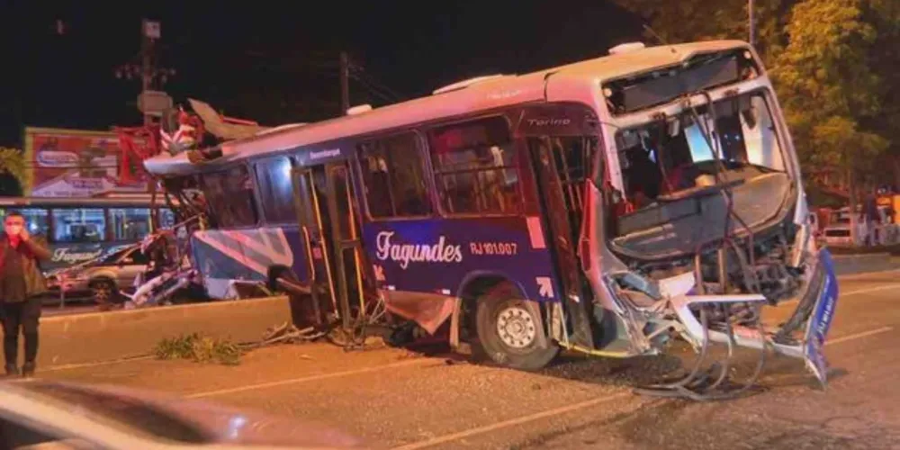 Acidente envolvendo um caminhão, dois ônibus e três carros aconteceu terça-feira à noite