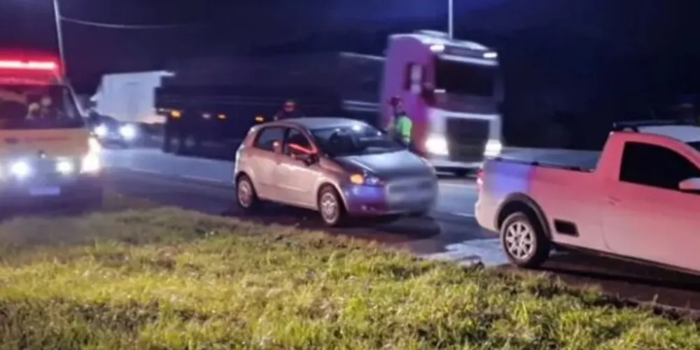 O acidente teria acontecido no momento em que a vítima parou o carro para ajudar a esposa
