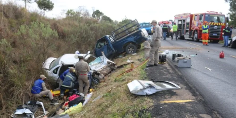 Dois carros bateram de frente e, desgovernados, saíram da estrada