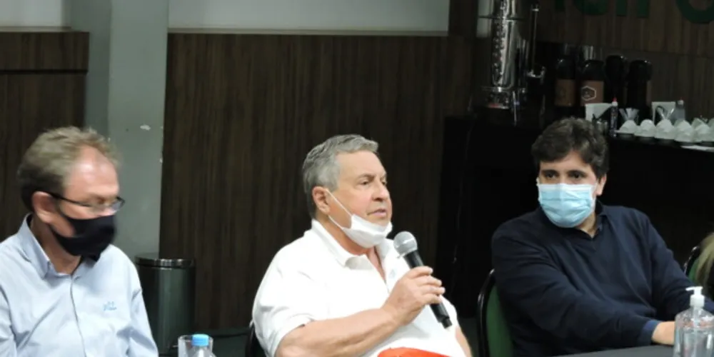 Associação Comercial, Industrial e Empresarial de Ponta Grossa (ACIPG), recebeu nesta semana em sua reunião da diretoria os integrantes da Construtora Pacaembu