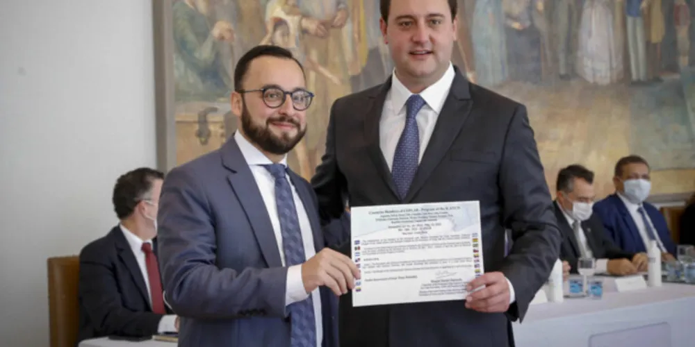 Governador Carlos Massa Ratinho Junior, durante cerimônia de posse do advogado paranaense Tracy Reinaldet, como representante brasileiro no Comitê Permanente da América Latina para a Prevenção do Crime (COPLAD), da ONU.