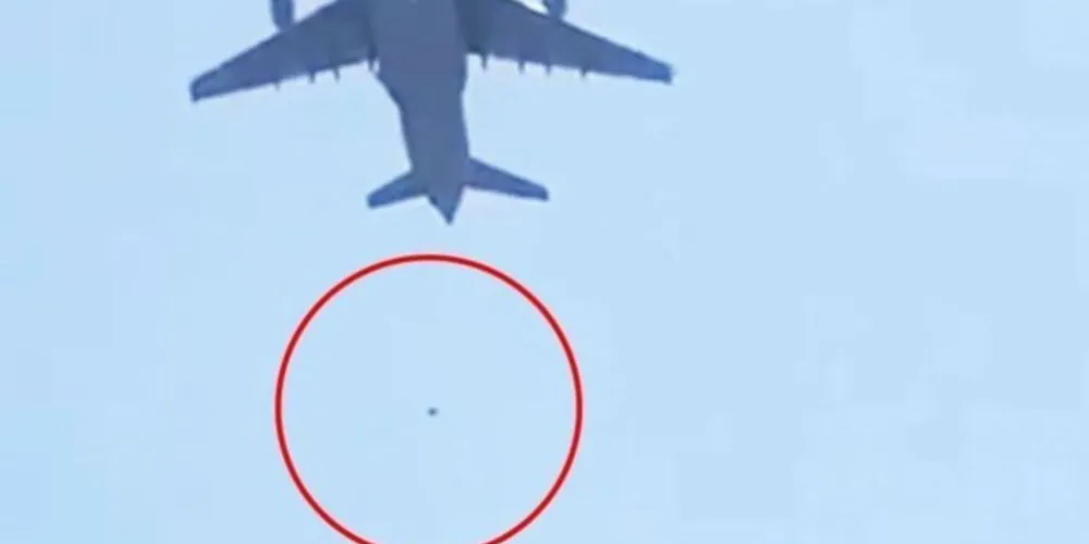 Imagens feitas antes da decolagem mostram dezenas de afegãos ao redor da aeronave, algumas agarradas ao trem de pouso