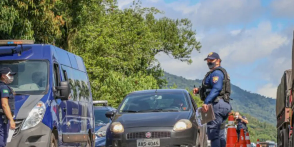 Apenas moradores, pessoas que trabalham nos municípios ou veículos que transportam provisões têm a passagem autorizada até o próximo domingo