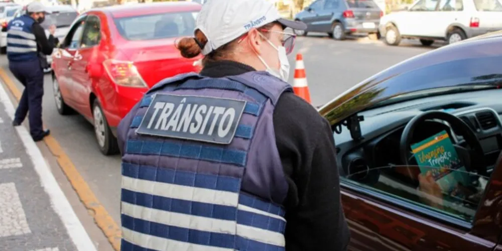 Durante a blitz, os motoristas receberam materiais educativos e foram orientados pelos agentes