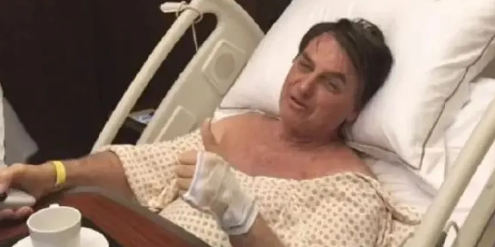 Bolsonaro será avaliado por seu cirurgião, que decidirá se parte do intestino será retirada