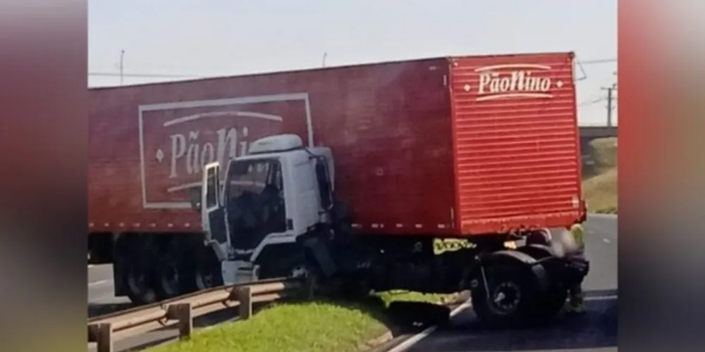 Imagem ilustrativa da imagem Carreta atravessa em rodovia e deixa trânsito lento em PG