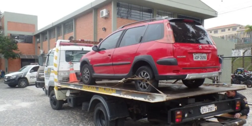 O entorpecente, juntamente com o veículo, foram apreendidos e encaminhados à delegacia local.