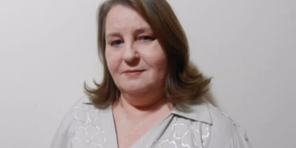 Rosicler Antoniácomi formou-se em Letras pela UEPG. Premiada em concursos literários
(poesia, conto, crônica, haicai e trova).